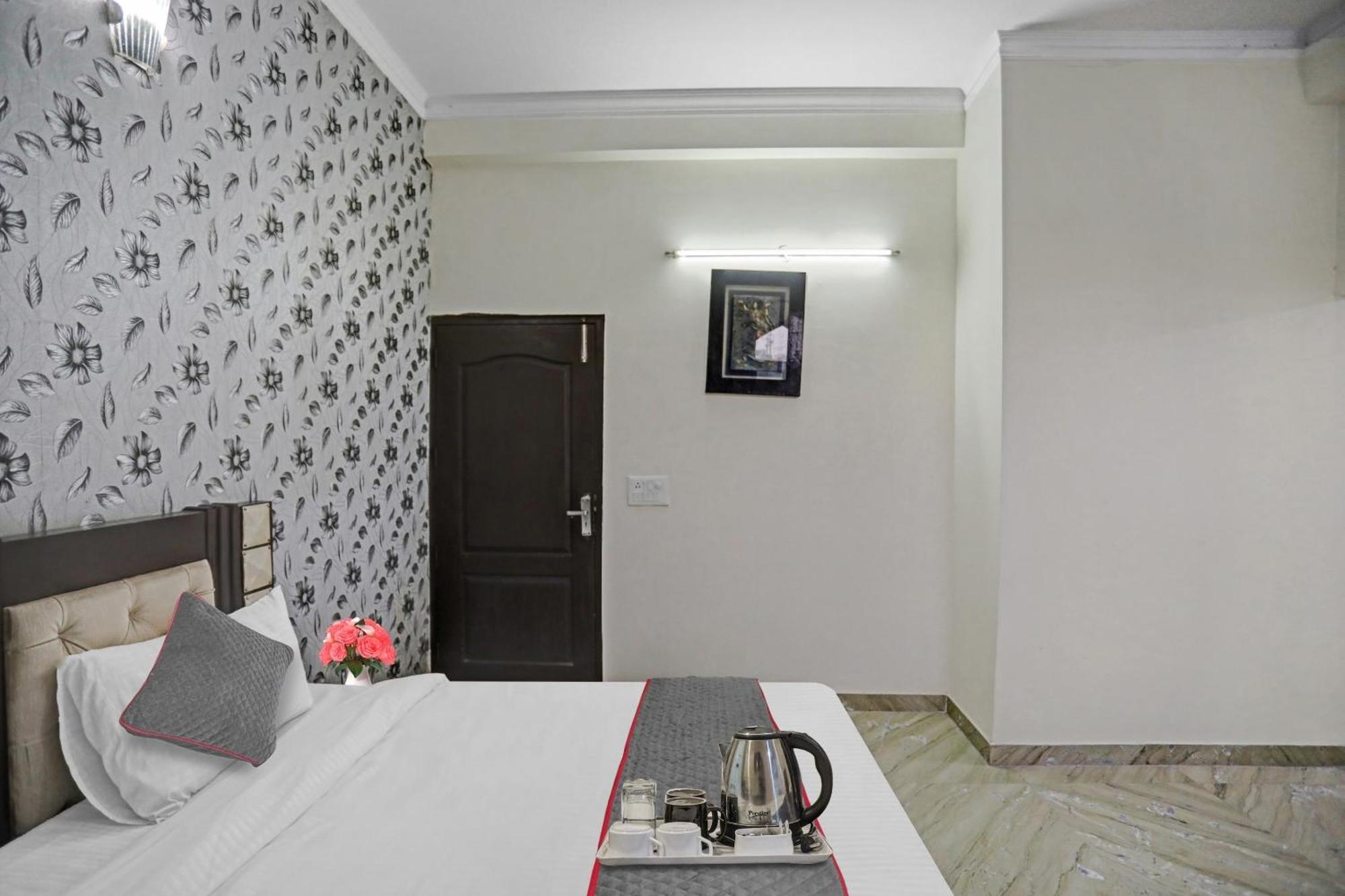 Townhouse The Premier View Near Iskcon Temple Noida 호텔 외부 사진