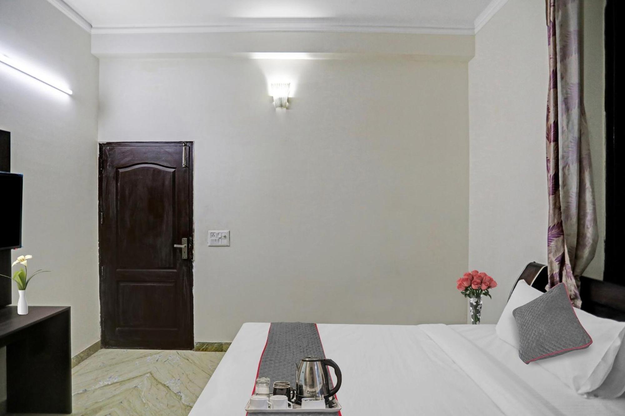 Townhouse The Premier View Near Iskcon Temple Noida 호텔 외부 사진