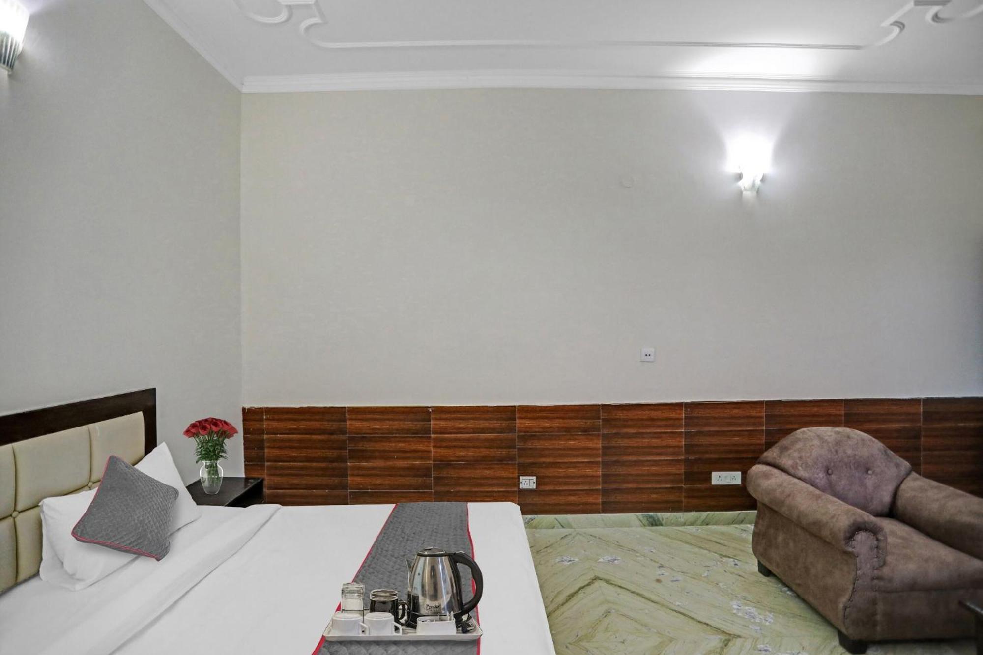 Townhouse The Premier View Near Iskcon Temple Noida 호텔 외부 사진