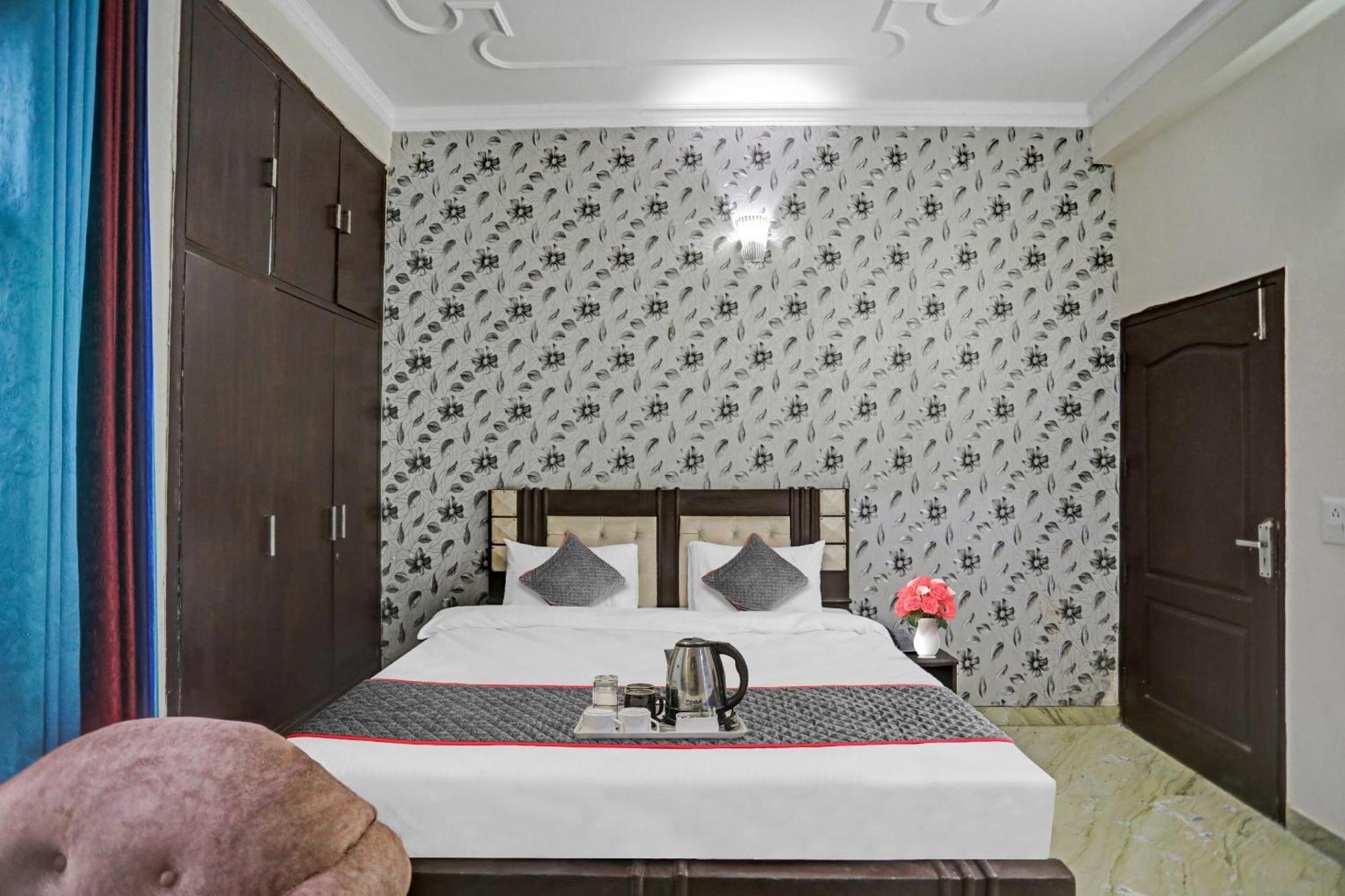 Townhouse The Premier View Near Iskcon Temple Noida 호텔 외부 사진